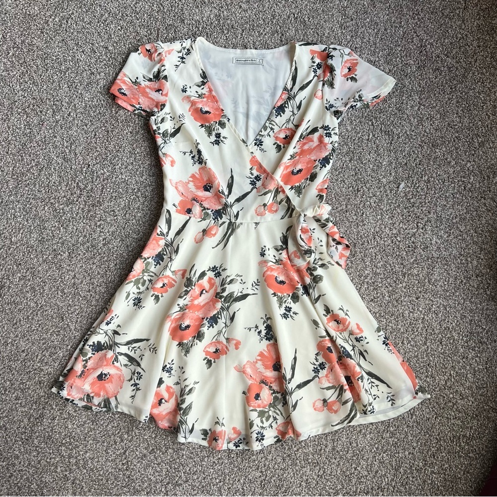 Abercrombie &‎ Fitch White/Pink Floral Faux Wrap Mini Dress, Size Small